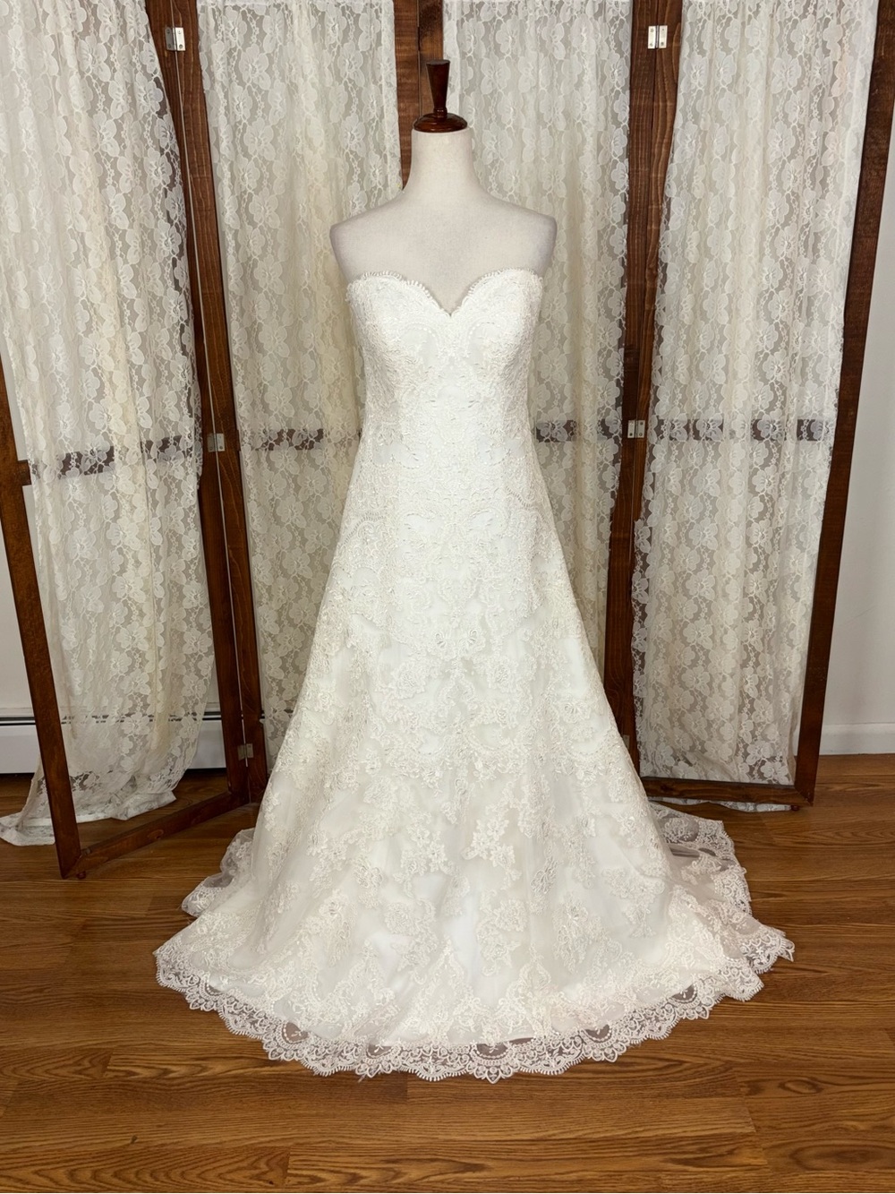 Beautiful New Allure Romance Strapless Lace Wedding Gown